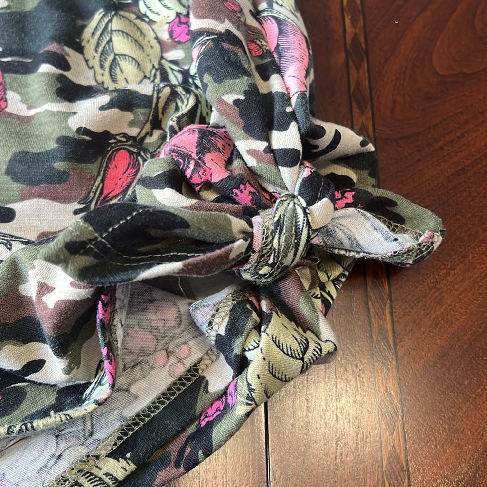 LuLaRoe Perfect T shirt Camo with roses GC Size M 12-18 - Picture 6 of 7
